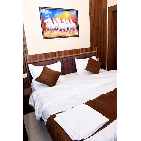 Tirupati Balaji Inn Bageshwar Dham Basāri Esterno foto