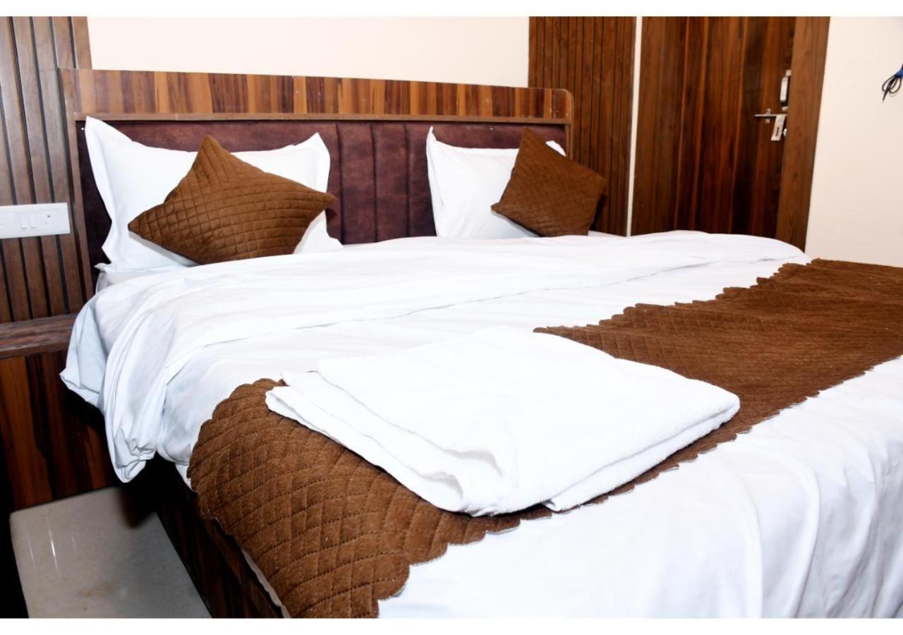 Tirupati Balaji Inn Bageshwar Dham Basāri Esterno foto